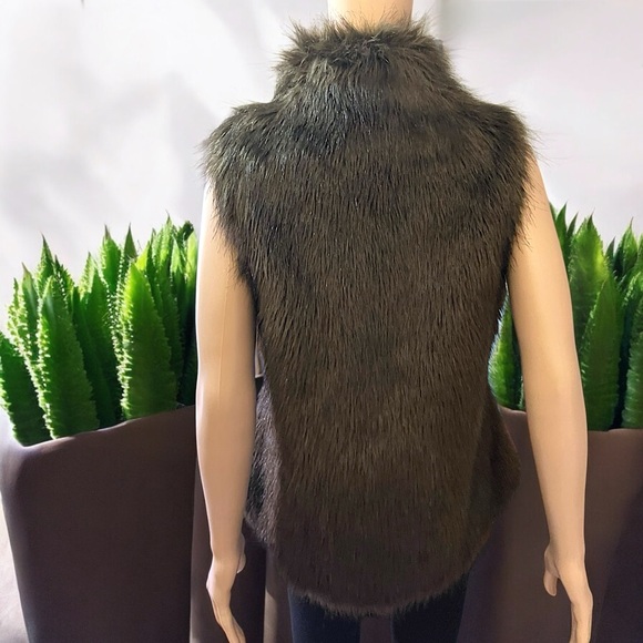 Kenar Women’s Brown Faux Fur Vest - Picture 9 of 16